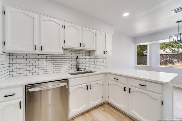 8319 Bart Starr, San Antonio, TX 78240