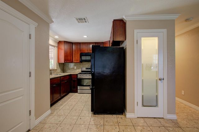 468 Aztec Ln, Lathrop, CA 95330