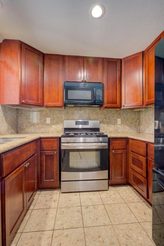 468 Aztec Ln, Lathrop, CA 95330