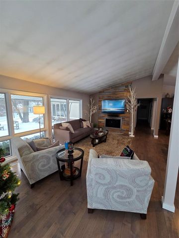 2745 Ayrshire Drive, Bloomfield Hills, MI 48302