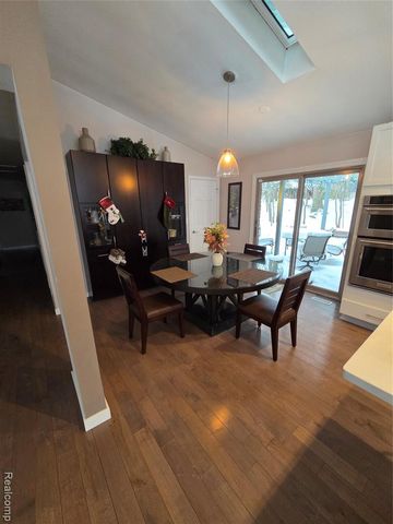 2745 Ayrshire Drive, Bloomfield Hills, MI 48302