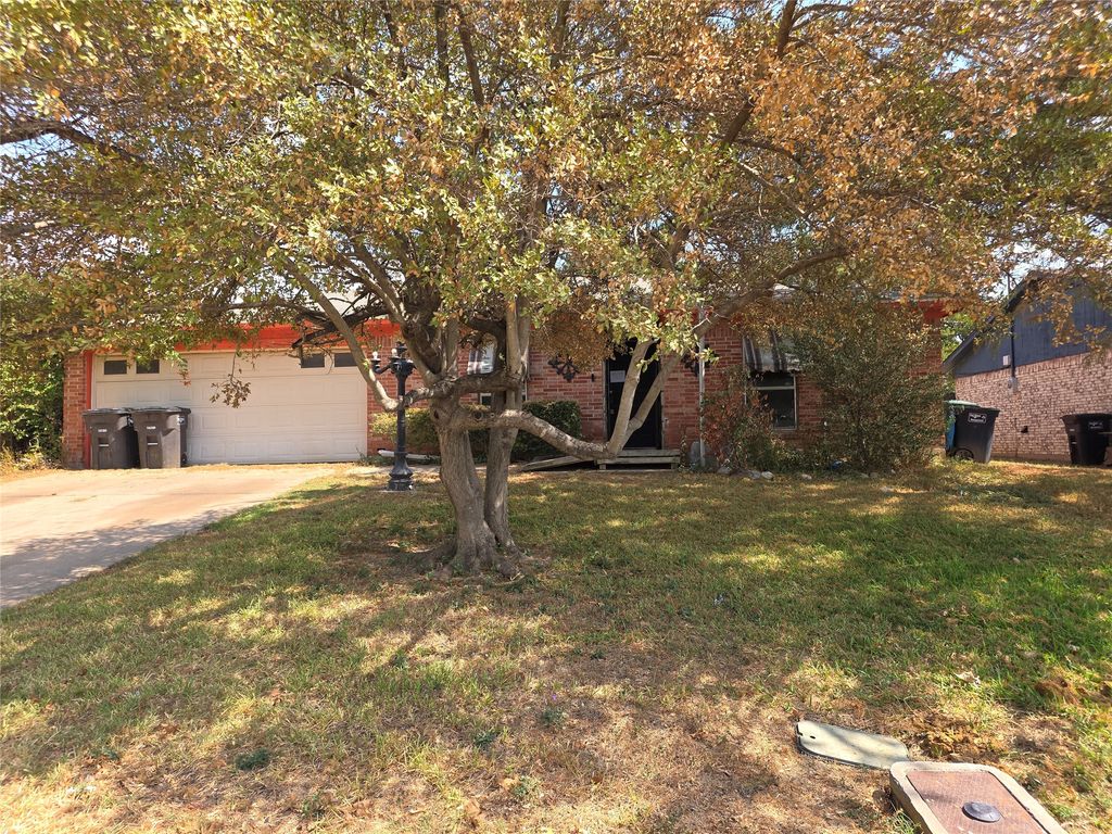 2001 Carverly Drive, Fort Worth, TX 76112 — exterior