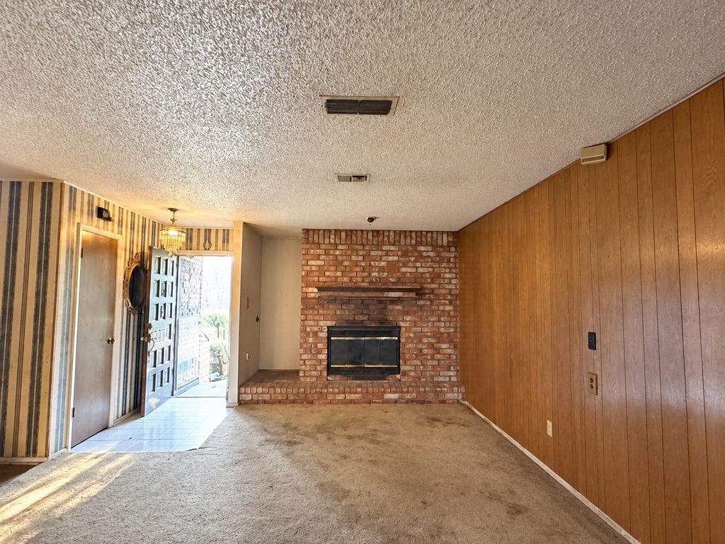 2001 Carverly Drive, Fort Worth, TX 76112 — photo 2