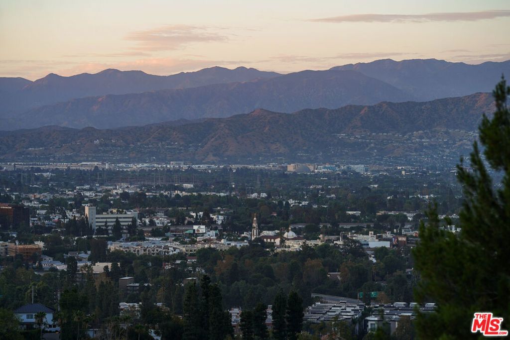 Image 3 of property listing at 11107 Mountcastle Drive, Studio City, CA 91604