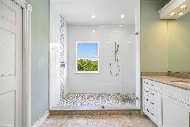 1495 Gordon River LN, Naples, FL 34104