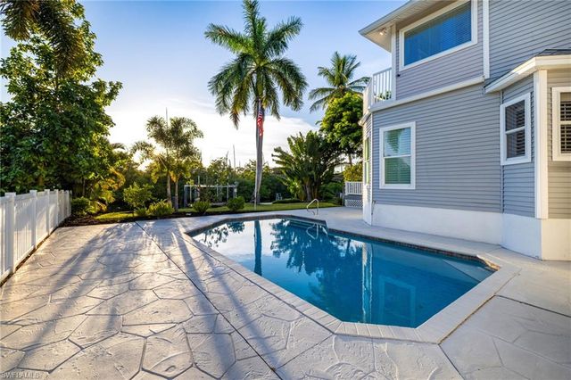1495 Gordon River LN, Naples, FL 34104