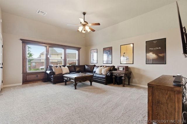 8262 N 70th East Avenue, Owasso, OK 74055