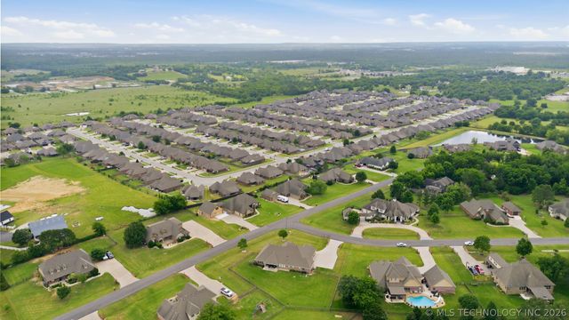 8262 N 70th East Avenue, Owasso, OK 74055