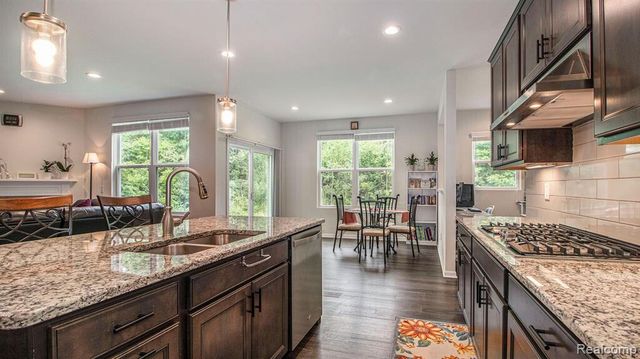 28320 Verona, Novi City, MI 48377