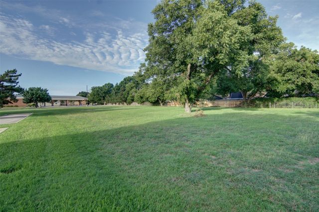 1250 Santa Fe Drive, Weatherford, TX 76086