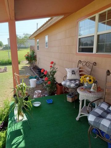 408 E Johnston Street, Rotan, TX 79546