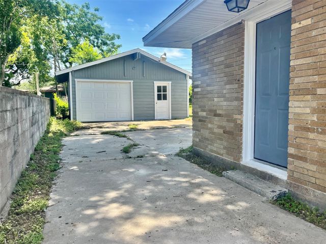 122 22nd Avenue N, Texas City, TX 77590
