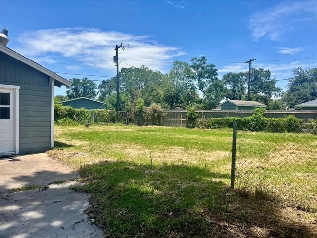 122 22nd Avenue N, Texas City, TX 77590