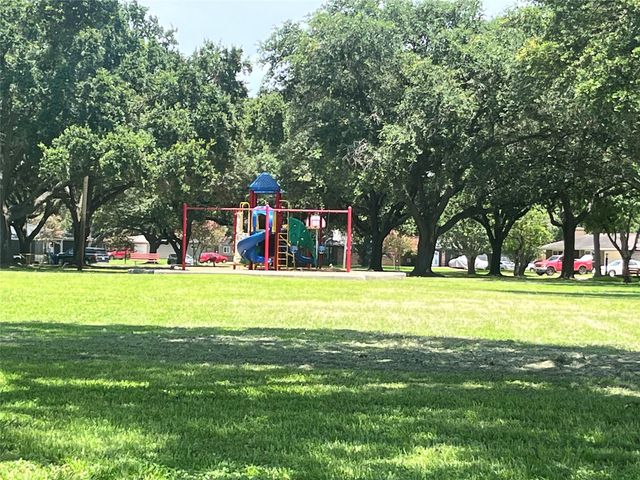 122 22nd Avenue N, Texas City, TX 77590