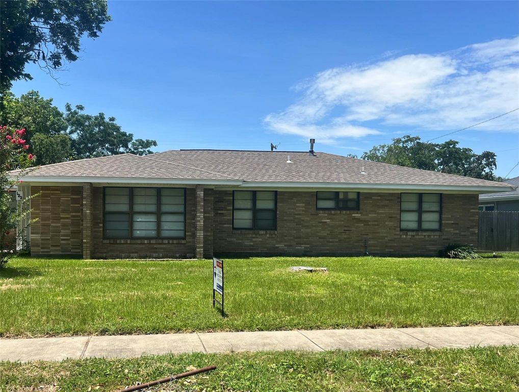 122 22nd Avenue N, Texas City, TX 77590