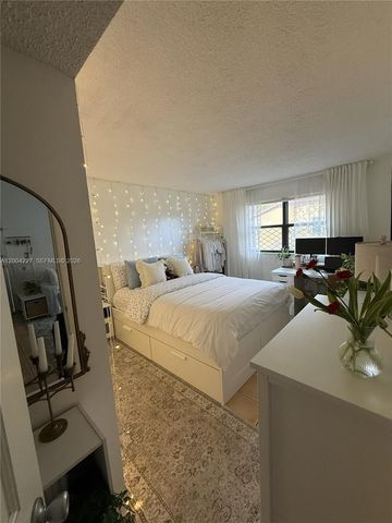 15650 SW 80th St F-208, Miami, FL 33193