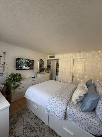 15650 SW 80th St F-208, Miami, FL 33193