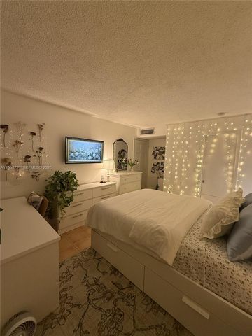 15650 SW 80th St F-208, Miami, FL 33193