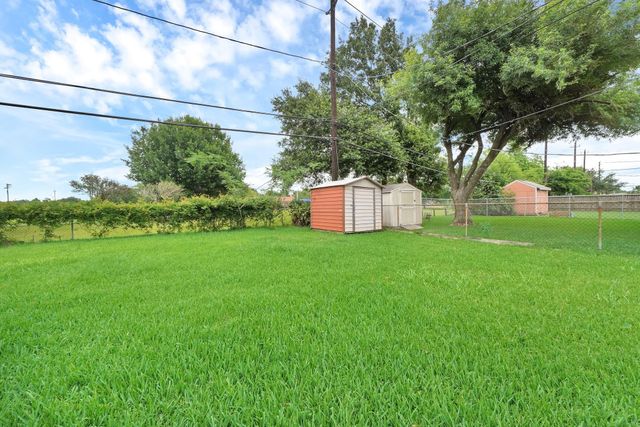 9953 Mango St, Houston, TX 77075