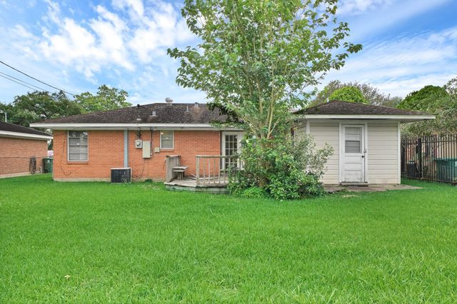 9953 Mango St, Houston, TX 77075