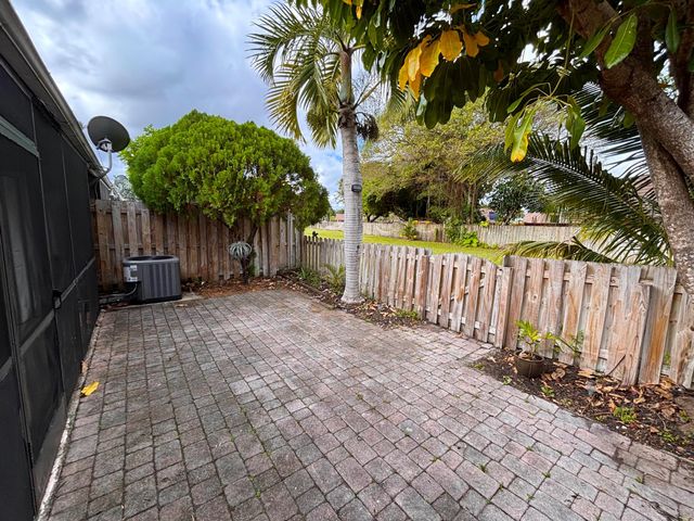 1005 NW 53rd St Street, Deerfield Beach, FL 33064