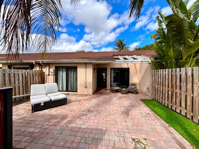 1005 NW 53rd St Street, Deerfield Beach, FL 33064