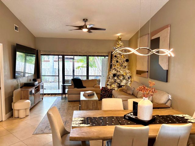 1005 NW 53rd St Street, Deerfield Beach, FL 33064