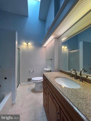 13327 FOXHOLE DR, Fairfax, VA 22033