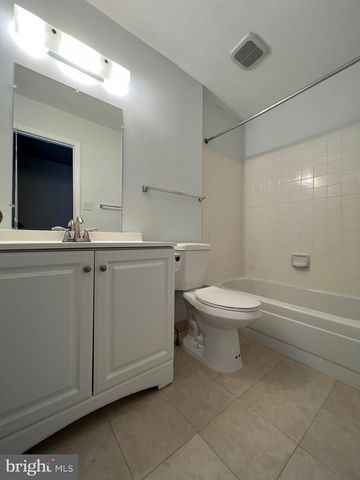 13327 FOXHOLE DR, Fairfax, VA 22033