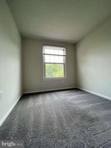 13327 FOXHOLE DR, Fairfax, VA 22033