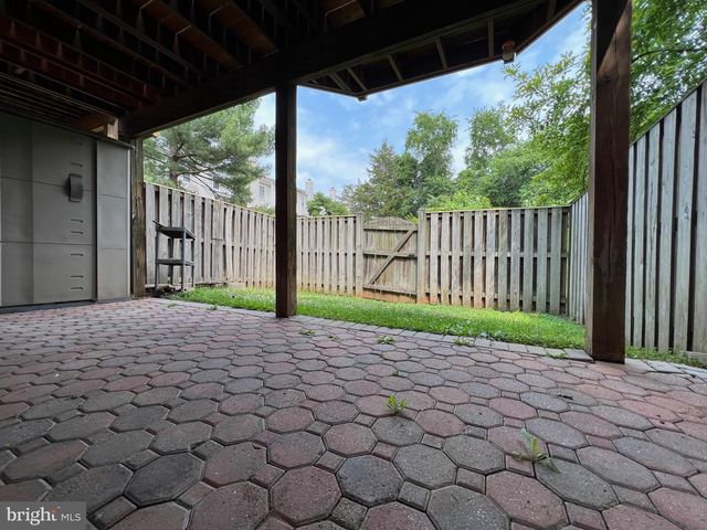 13327 FOXHOLE DR, Fairfax, VA 22033