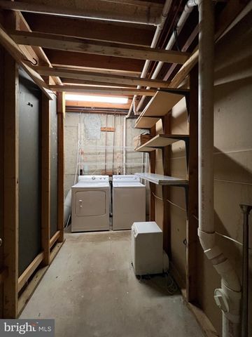 13327 FOXHOLE DR, Fairfax, VA 22033