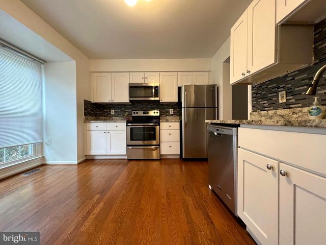 13327 FOXHOLE DR, Fairfax, VA 22033