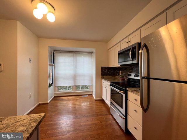 13327 FOXHOLE DR, Fairfax, VA 22033