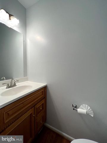 13327 FOXHOLE DR, Fairfax, VA 22033