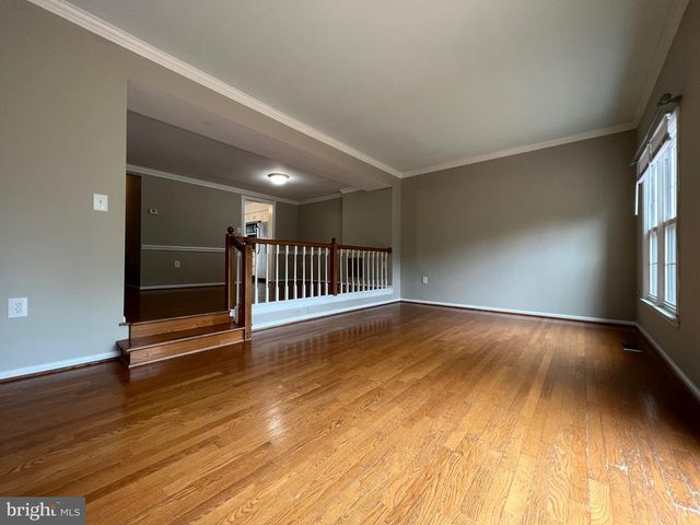 13327 FOXHOLE DR, Fairfax, VA 22033