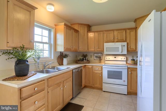 19 SPRINGHOUSE DR, Myerstown, PA 17067