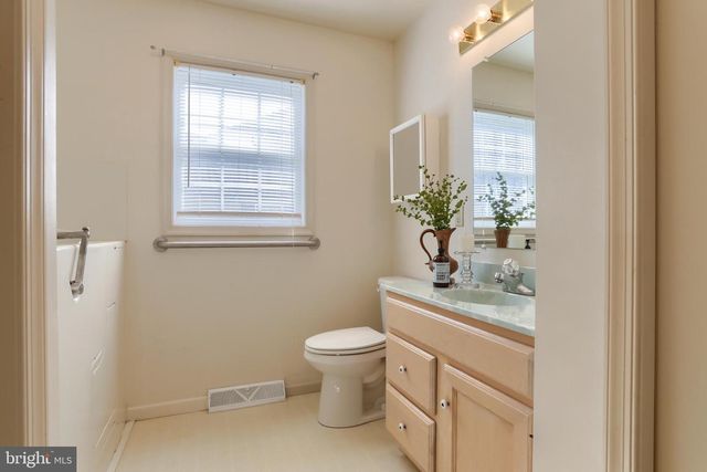 19 SPRINGHOUSE DR, Myerstown, PA 17067