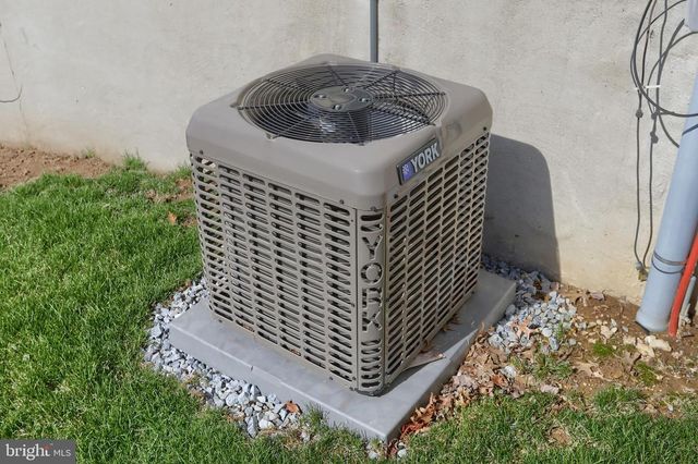 19 SPRINGHOUSE DR, Myerstown, PA 17067