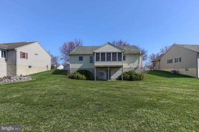 19 SPRINGHOUSE DR, Myerstown, PA 17067
