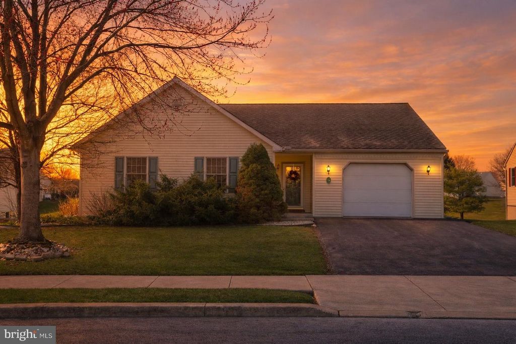 19 SPRINGHOUSE DR, Myerstown, PA 17067