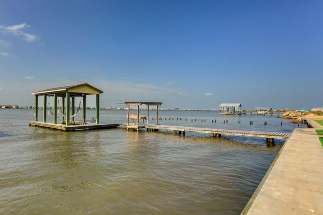9814 Airways Lane, Galveston, TX 77554