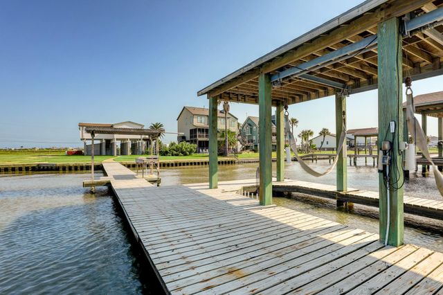 9814 Airways Lane, Galveston, TX 77554