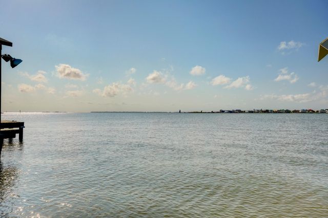 9814 Airways Lane, Galveston, TX 77554