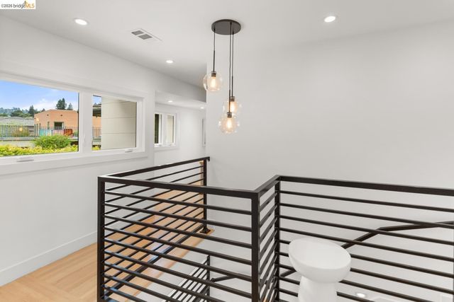 71 Sonia St, Oakland, CA 94618
