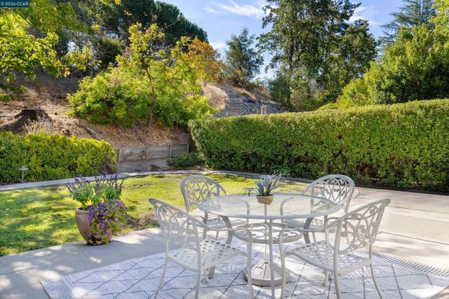2428 Dapplegray Ln, Walnut Creek, CA 94596