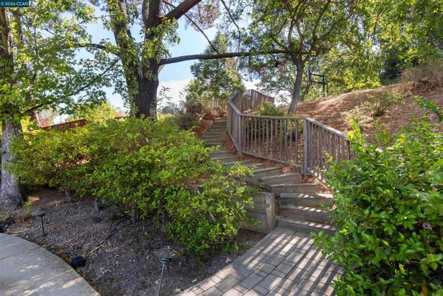 2428 Dapplegray Ln, Walnut Creek, CA 94596