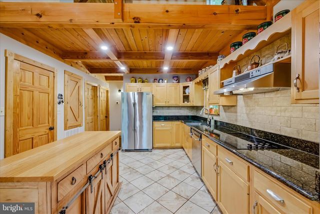 956 SIDELING MOUNTAIN TRL, Great Cacapon, WV 25422