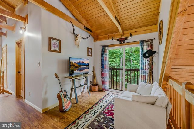 956 SIDELING MOUNTAIN TRL, Great Cacapon, WV 25422