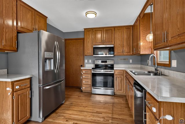3909 SW 40th St, Topeka, KS 66610